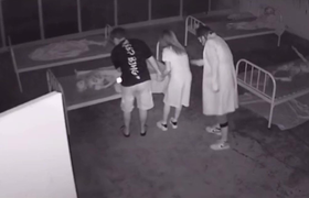 Chàng trai nắm tay con ma bỏ chạy, vứt lại bạn gái