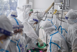 Thứ trưởng Bộ Y tế: Tỷ lệ bệnh nhân COVID-19 diễn biến nặng đang tăng