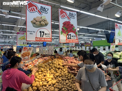 Hà Nội dừng dịch vụ không thiết yếu: Siêu thị tràn ngập hàng hóa, giá không tăng