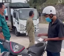 Nam công nhân ra ngoài mua bánh mì bị cho thôi việc