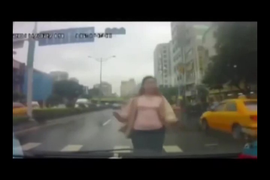 Cô gái tự lao vào ô tô để ăn vạ