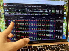 Cổ phiếu nằm sàn la liệt, VN-Index mất gần 56 điểm phiên đầu tuần