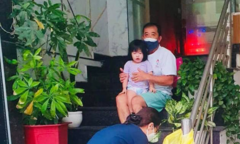 Vợ mất do COVID-19, cả nhà con gái F0, người đàn ông 60 tuổi gồng mình xoay xở 
