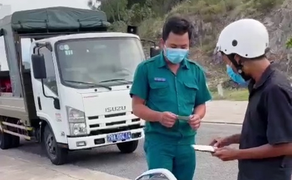 Yêu cầu PCT phường nói 'bánh mì không phải thực phẩm thiết yếu' xin lỗi dân