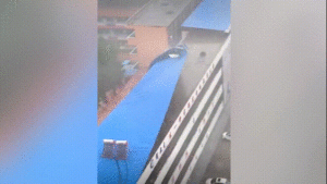 Video: Gió lớn xé toạc mái che trên tòa nhà ở Trung Quốc