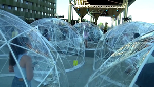 Video: Đứng trong bong bóng thưởng thức hoà nhạc ngoài trời phòng COVID-19