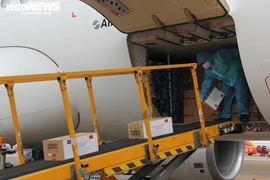 Thiết bị chống dịch Campuchia tặng TP.HCM vừa tới sân bay Tân Sơn Nhất