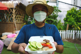 Nghỉ việc vì COVID-19, hàng xóm rủ nhau nấu cơm gửi tặng tuyến đầu chống dịch