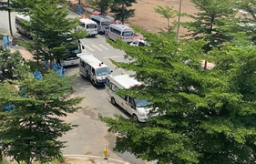 Xe cứu thương nối đuôi chở F0 triệu chứng nhẹ vào khu điều trị ở TP.HCM