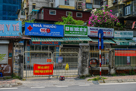 Hà Nội phong tỏa chợ thuốc trên phố Láng Hạ và các hộ dân liên quan ca COVID-19