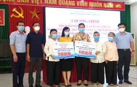 Đại học Kinh tế Quốc dân tặng quà thương binh và thân nhân liệt sĩ