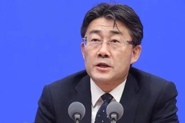 Quan chức Trung Quốc tiêm 3 loại vaccine COVID-19