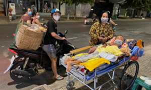 Xe 'Bánh mì 0 đồng' rong ruổi khắp Sài Gòn những ngày chống dịch