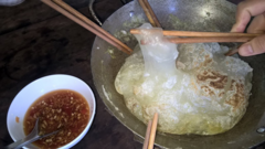 Bột sắn chấm nước mắm: Nghe kỳ lạ nhưng là món ăn tuổi thơ của rất nhiều người