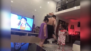 Clip: Bố mặc váy nhảy dây cùng con gái