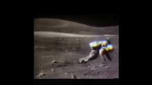 Phi hành gia ngã dúi dụi khi đi dạo trên Mặt trăng