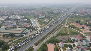 Hàng xe nối dài, ùn tắc gần 3km ở chốt kiểm dịch trên cao tốc Pháp Vân - Cầu Giẽ