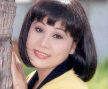 'Nữ hoàng Mưa bụi' làm nail trên đất Mỹ sau khi giải nghệ