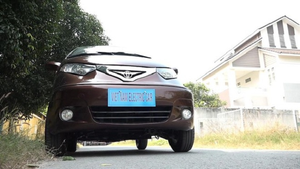 Ô tô điện tự chế của thợ Việt lên báo Tây