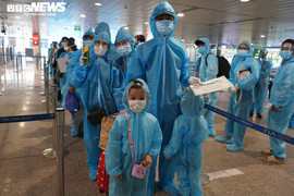 Ảnh: Người Đà Nẵng gặp khó do dịch bệnh lên máy bay rời TP.HCM về quê