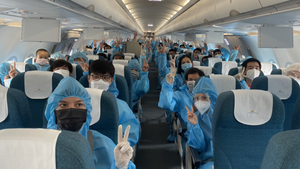 Video: Chuyến bay đầu tiên đưa 186 người dân Đà Nẵng rời TP.HCM về quê 