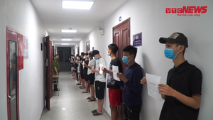 Video: Nhóm thanh niên 'né' chốt kiểm dịch sang Hà Nội chơi, bốc đầu xe máy