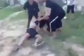 Nữ sinh ở Huế bị bạn đánh hội đồng, lột áo giữa ban ngày