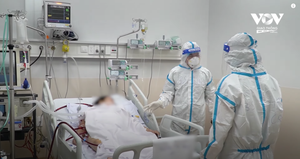 Video: Áp lực ngàn cân tại Bệnh viện Hồi sức COVID-19 ở TP.HCM