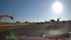 Video: Xe hơi bay trên không, lộn nhiều vòng trên cao tốc