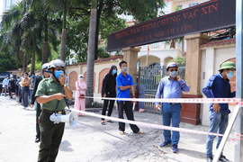 Dừng lấy mẫu xét nghiệm COVID-19 sau cảnh biển người chen lấn
