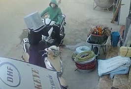 Cô gái đội giỏ nhựa lên đầu khiến người đi đường bật cười