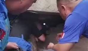 Nghẹt thở cứu bé 3 tháng tuổi bị vùi lấp dưới đống đổ nát vì lũ ở Trung Quốc