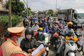 Ảnh: Người Quảng Nam vội vã rời Đà Nẵng về quê, ùn tắc kéo dài hàng trăm mét