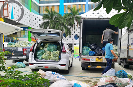 Lái xe chở rau củ miễn phí vào rốn dịch và những giọt nước mắt đằng sau vô lăng