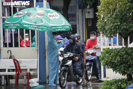 Người dân TP.HCM đội mưa đi tiêm vaccine COVID-19 đợt 5