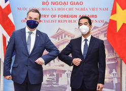 Đề nghị Anh hỗ trợ Việt Nam tiếp cận nguồn cung vaccine COVID-19