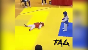 Võ sĩ nhí nằm ăn vạ khi bị đối thủ hạ gục