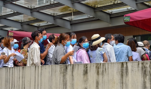 Ảnh: Dòng người chen chúc chờ tiêm vaccine COVID-19 ở Bệnh viện E