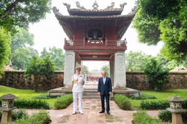 Ảnh: Bộ trưởng Quốc phòng Anh thăm Văn Miếu Quốc Tử Giám
