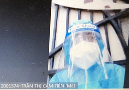 Hình ảnh nữ sinh mặc đồ bảo hộ tranh thủ online thi học kỳ gây xúc động