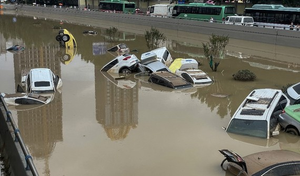 Video: Ô tô trôi như thuyền giấy trong nước lũ tại Trung Quốc