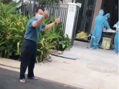 Phạt 3 triệu đồng người đàn ông đạp đổ bàn lấy mẫu xét nghiệm COVID-19 ở TP.HCM