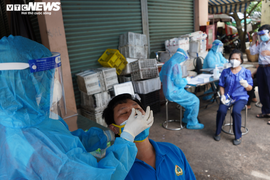 Test nhanh cho tiểu thương chợ Bình Thới, TP.HCM phát hiện 8 ca dương tính