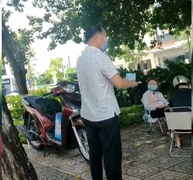 Vợ vi phạm giãn cách xã hội, chồng xé biên bản xử phạt trước mặt tổ công tác