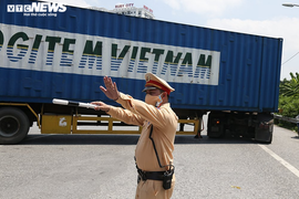 Cưỡng chế nhiều xe không chịu quay đầu ở chốt kiểm soát vào Hà Nội