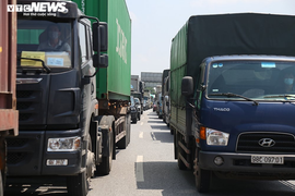 Ảnh: Nhiều xe vào Hà Nội phải quay đầu, cầu Phù Đổng ùn tắc kéo dài