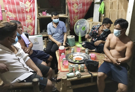 Ăn nhậu trong lúc giãn cách, 5 người bị phạt 75 triệu đồng