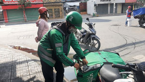 Phó Chủ tịch TP.HCM: Nhiều người cố tình mặc áo giống shipper để ra đường