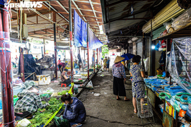  Video: Tiểu thương chợ dân sinh ở Hà Nội lắp tấm chắn bằng nilon phòng dịch