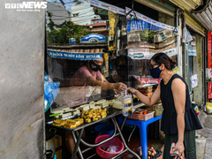 Ảnh: Chợ dân sinh đầu tiên ở Hà Nội quây nilon phòng dịch, chia ca bán hàng